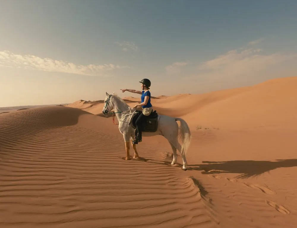 Cavalier sur une dune à Dubaï