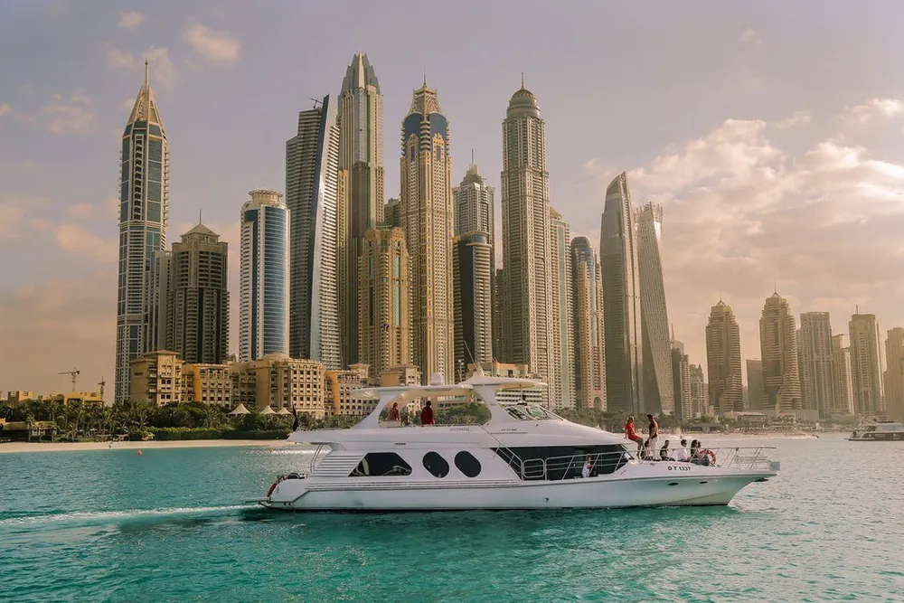 Yacht devant les tours de la Marina de Dubaï