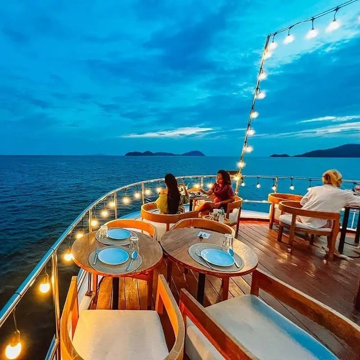 Table dressée sur le pont d’un bateau
