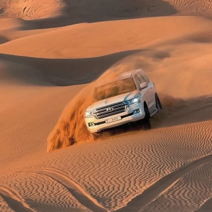 4x4 dans les dunes du désert de Dubaï