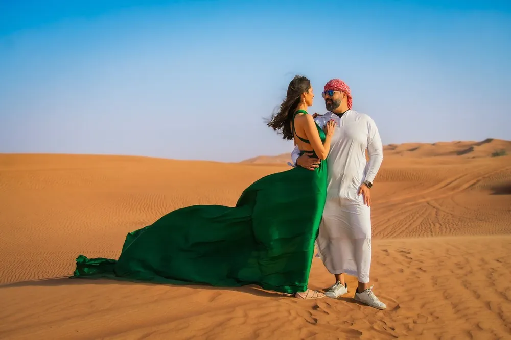 Shooting robe volante dans les dunes de Dubaï