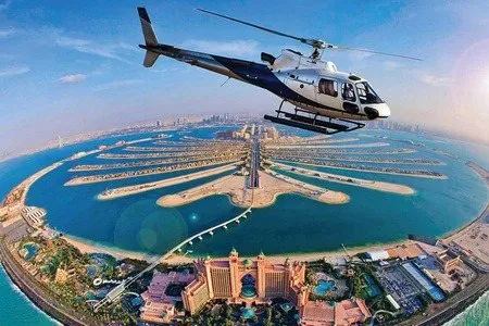 Hélicoptère au-dessus de Dubaï
