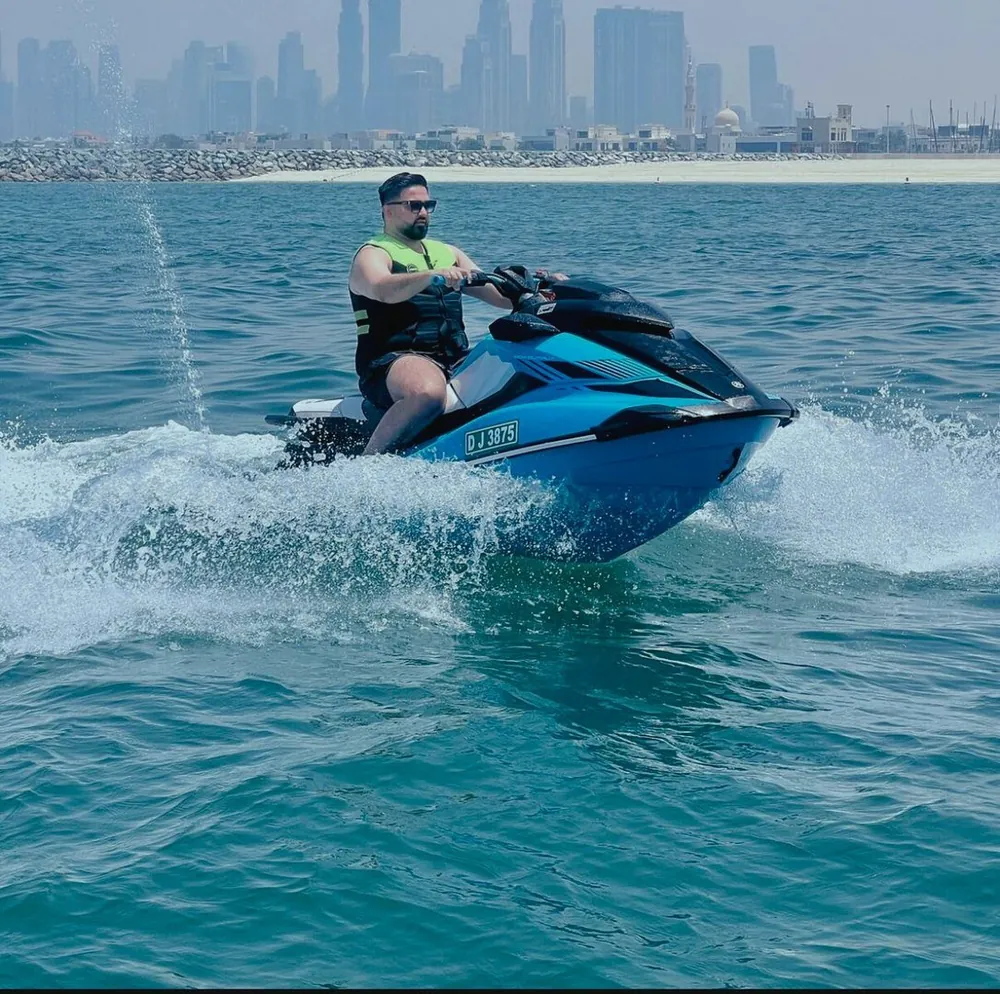 Jet ski devant la skyline de Dubaï
