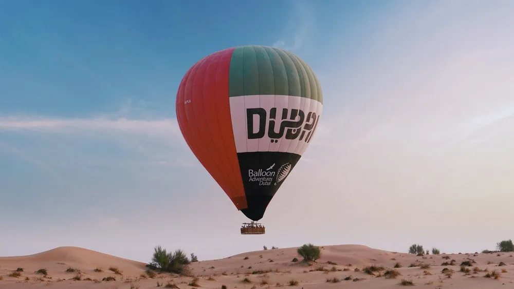 Montgolfière au-dessus du désert de Dubaï