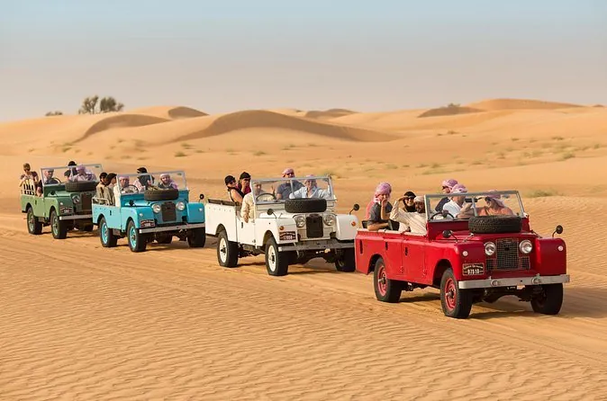 Land Rover vintage en convoi dans les dunes