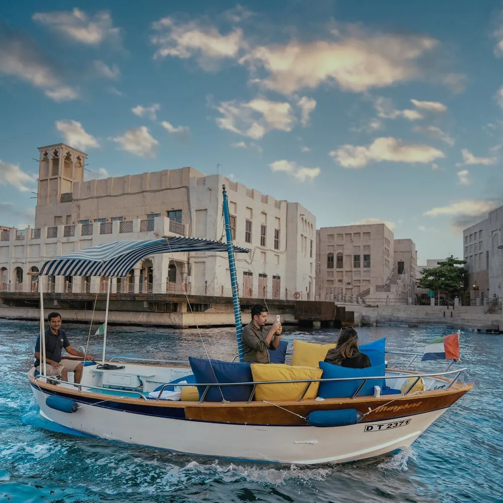 Bateau traditionnel sur la crique de Dubaï