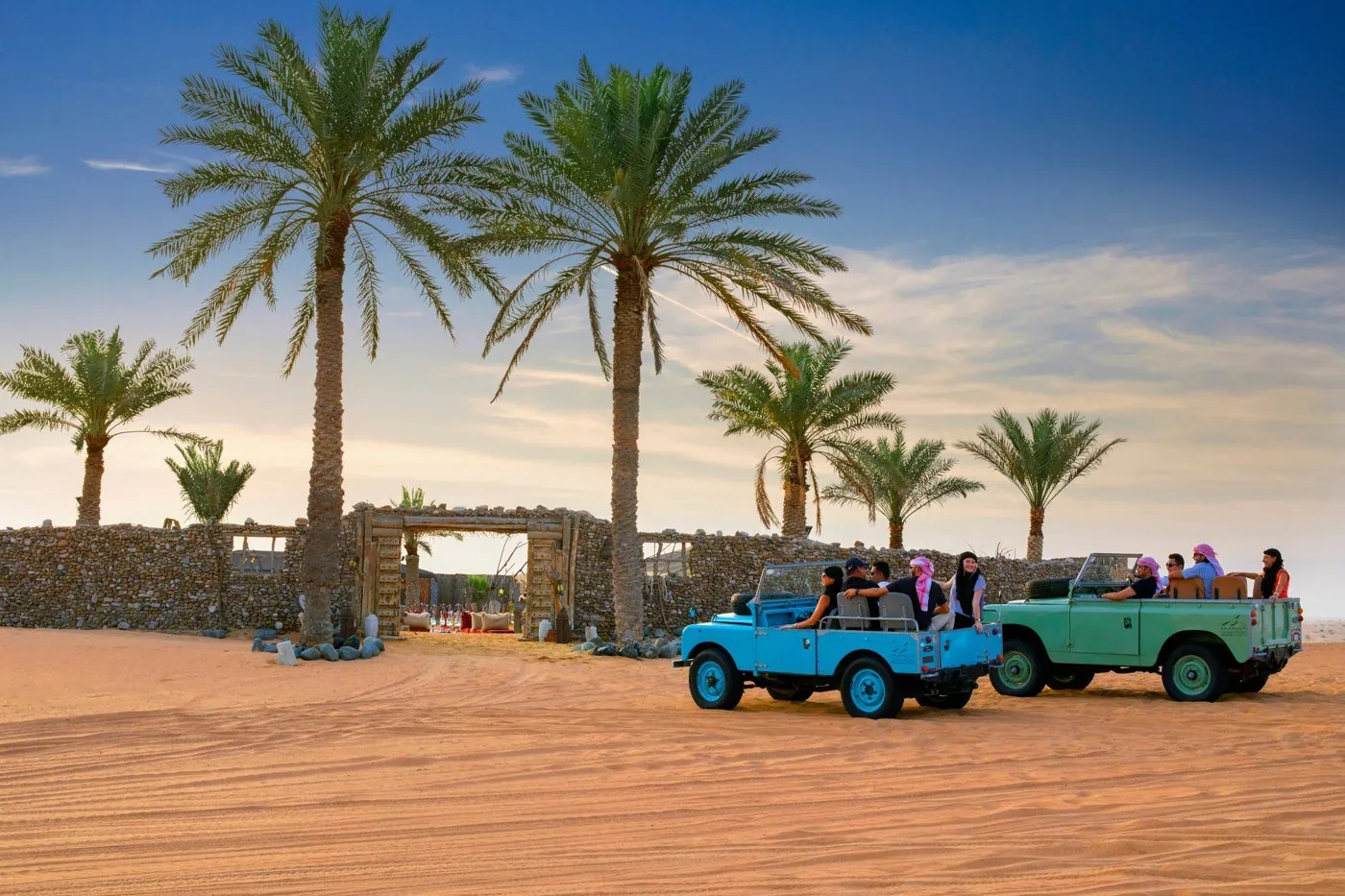 Land Rover vintage dans le désert de Dubaï