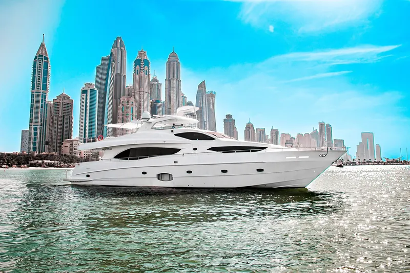Yacht privé devant les tours de Dubai Marina