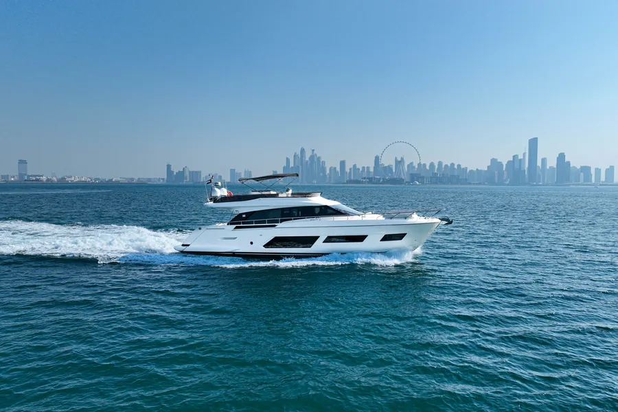 Yacht Ferretti 670 à Dubai Marina